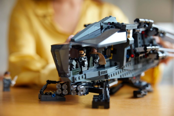 Atreides Royal Ornithopter pela LEGO3