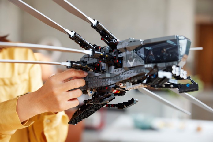Atreides Royal Ornithopter pela LEGO4