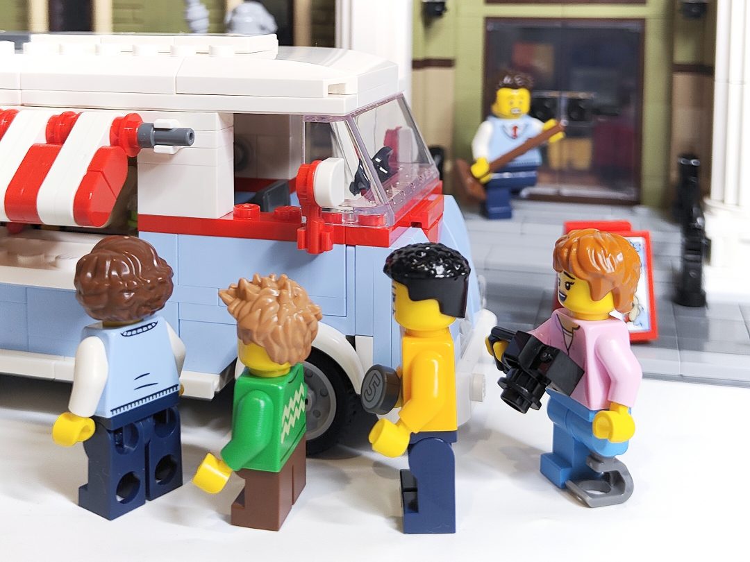LEGO Icons Retro Food Truck (40681) Review9